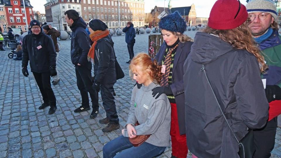 Miljømassøren Annika fjerner miljørelaterede spændinger Instituttet for Evige Utopier løsner op
