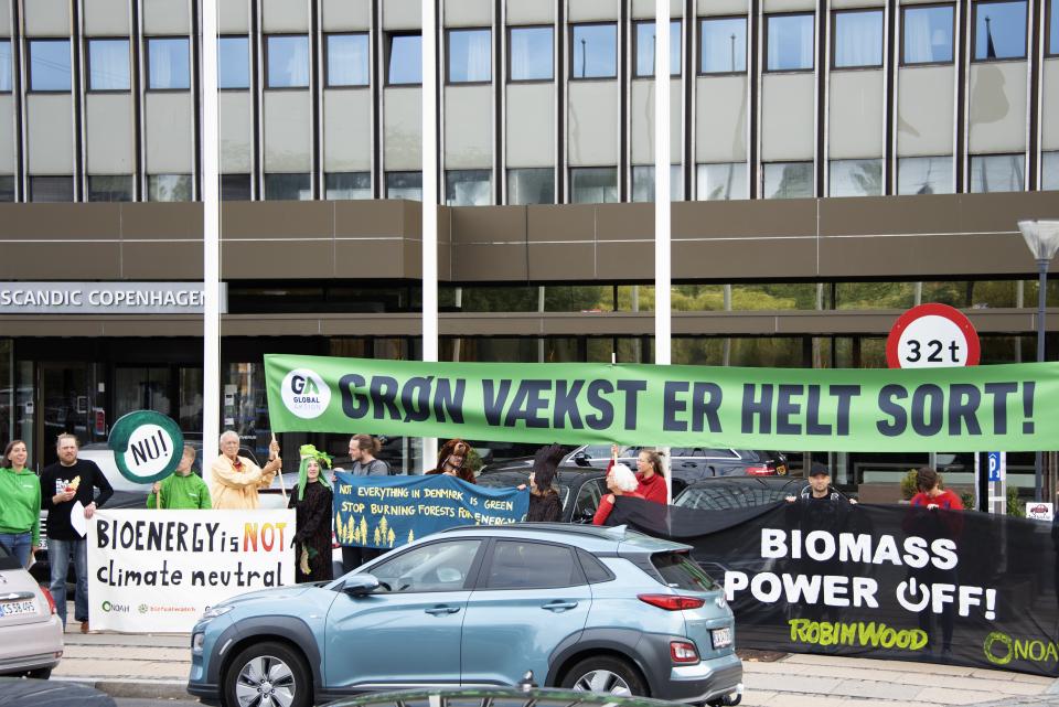 Demo foran Scandic Hotel. Foto: Ole V. Wagner BURNING WOOD AWARD