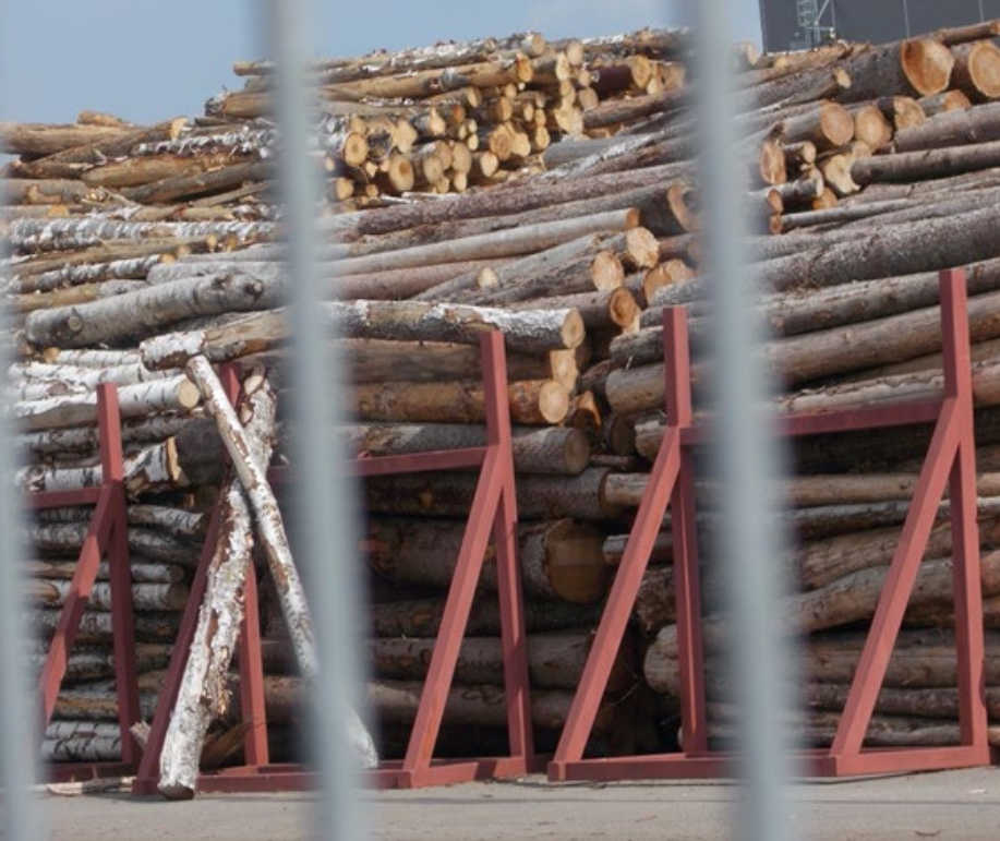 Graanul Invest Osula Pellet, Varese, Võru County, Estland. Graanul er en af de største eksportører af biomasse til danske energiselskaber. 25 juli 2019. Foto: Biofuelwatch logs
