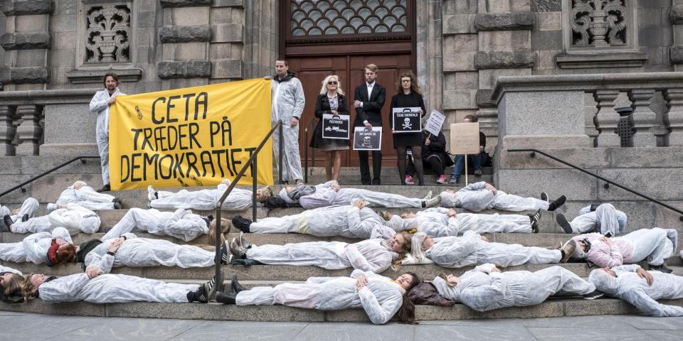 Aktivister demonstrerer mod CETA foran Christiansbrog. Foto: Aage Christensen Aktivister på trappen foran Christiansborg