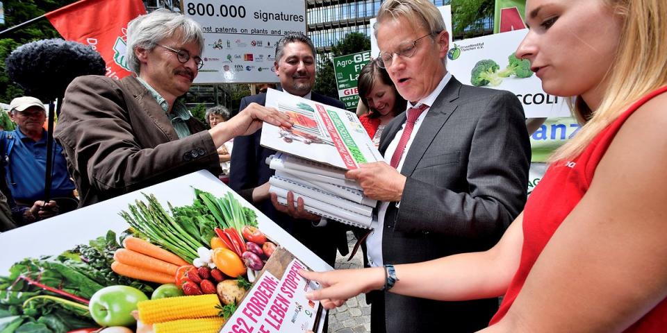 Over 820.000 mennesker i hele Europa har nu skrevet under mod patenter på planter og dyr Ingen patenter på såsæd