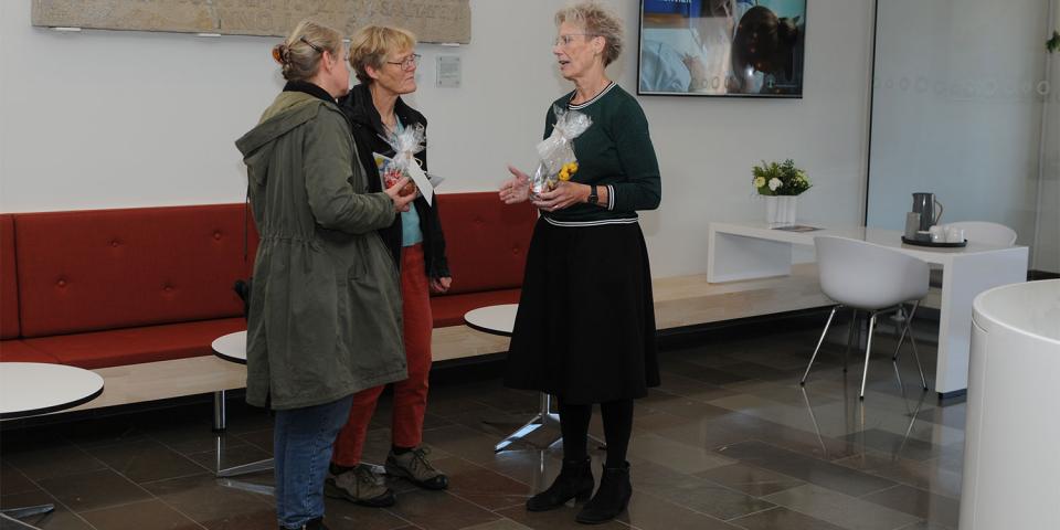 Formand for Jordemoderforeningen Lilian Bondo tog personligt mod gaven Formand for Jordemoderforeningen Lilian Bondo tog personligt mod gaven
