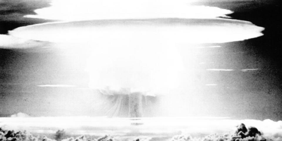 Sprængning af brintbombe over Bikini atollen i 1954 (US Government photo) Brintbombe 1000 gange stærkere end atombomben over Hiroshima