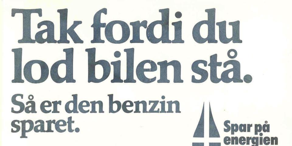 Affotografering af hængeskilt fra en Københavnsk bus, 1973 (under energiforsyningskrisen). Hængeskilt: Tak fordi du lod bilen stå.