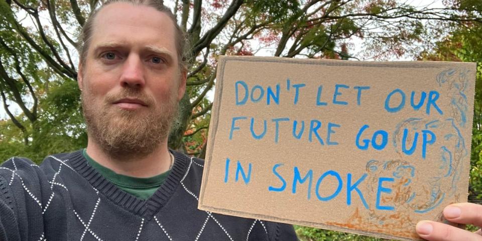 Foto fra international aktionsdag mod biomasse Foto af mand med skilt