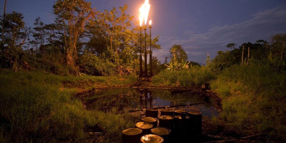 Afbrænding af gas ved olieboring i Ecuador. Foto: UDAPT (Union de Afectados por Texaco – Foreningen af berørte af Texacos olieaktiviteter) Afbrænding af gas ved olieboring i Ecuador. Foto: UDAPT (Union de Afectados por Texaco – Foreningen af berørte af Texacos olieaktiviteter)