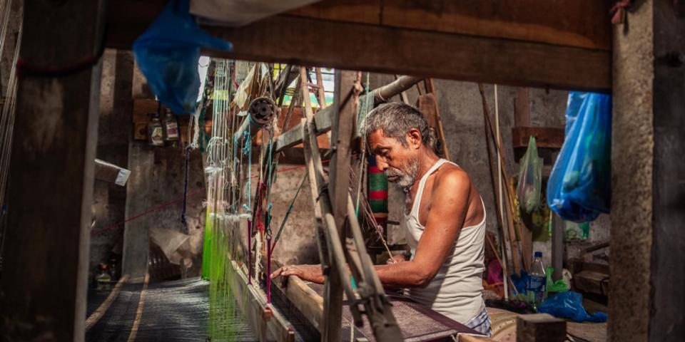 Håndvæver i Chirala, en lille by i Bapatla-distriktet i staten Andhra Pradesh i Indien. Håndvæver i Chirala, en lille by i Bapatla-distriktet i staten Andhra Pradesh i Indien.