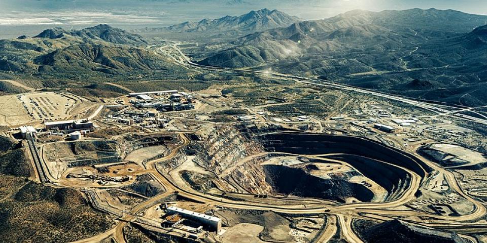 Mountain Pass Rare Earth Mine & Processing Facility, US. Det amerikanske Mountain Pass sjældne jordarter mineprojekt er mindre end Kringlerne/Killavaat Alannguat, som rummer den største forekomst af sjældne jordarter i verden. Mountain Pass Rare Earth Mine.