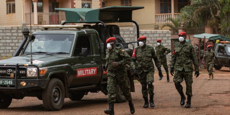 ©BADRU KATUMBA/AFP via Getty Images Ugandiske soldater rykker ud